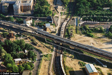 Außer den neuen Brücken der Fernbahn (auf denen schon die S-Bahn verkehrt) ist am 4. Juni 2003 noch nicht viel vom neuen Bahnhof zu sehen.. Foto: Detlef Jentzsch